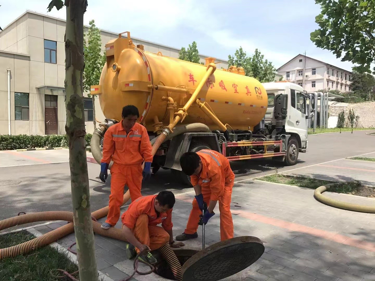 东至管道疏通车停在窨井附近